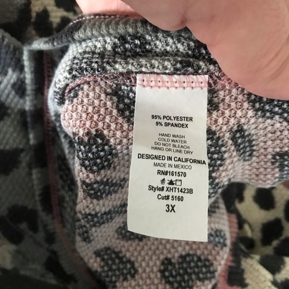 Boutique Animal Print Color Block V Neck Top - Picture 6 of 9